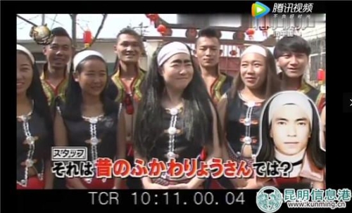 日本NTV电视台外景主持人与云南佤族在一起。 日本NTV电视台外景主持人与云南佤族在一起。