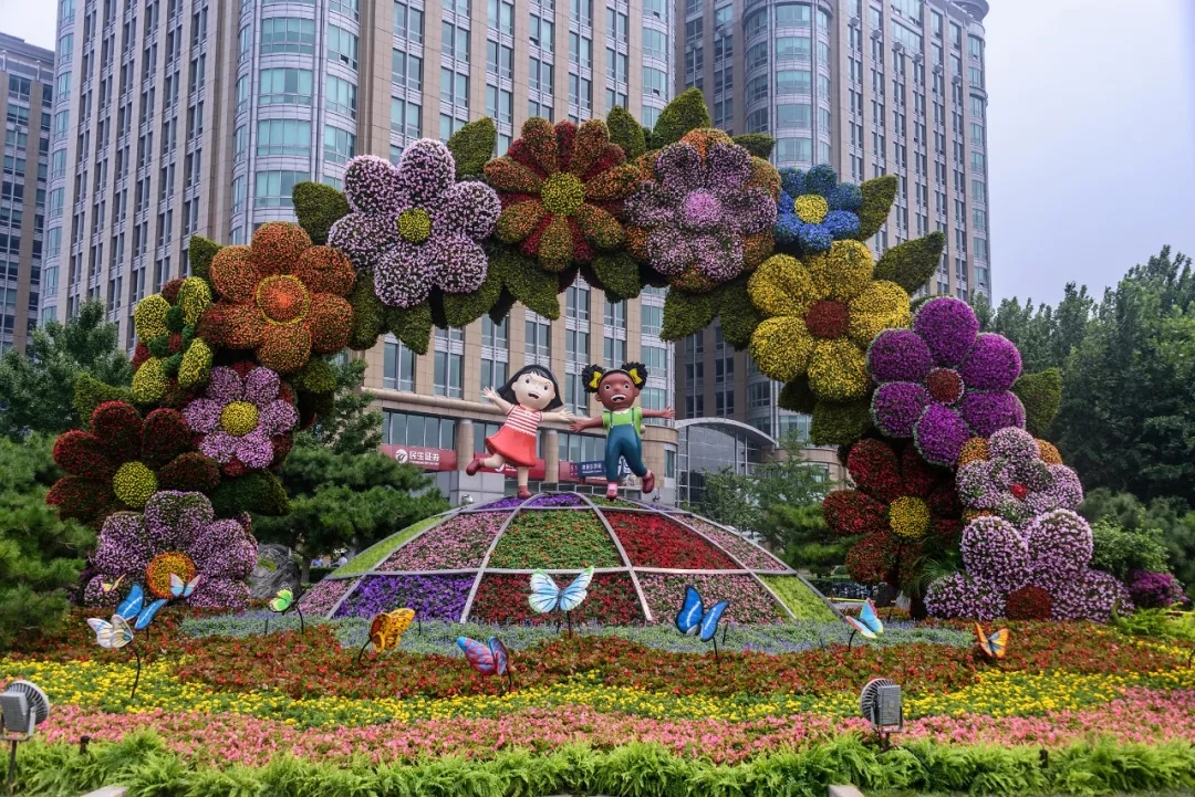 东单△国家会议中心前的"丝路金桥"主题花坛国家会议中心△国家大剧院