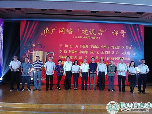 一批优秀老职工受到表彰。林坚摄 一批优秀老职工受到表彰。林坚摄