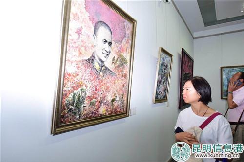 参观纪念中国人民抗战胜利73周年昆明书画展。