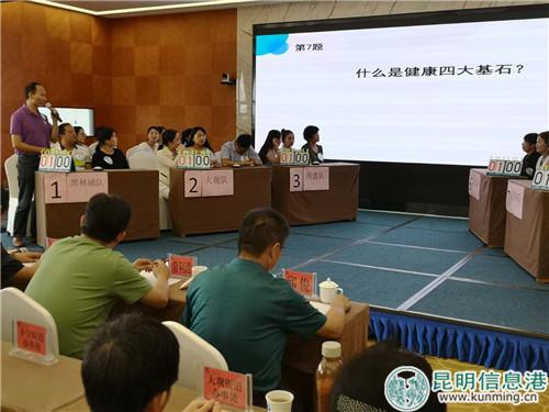 比赛选手在认真作答