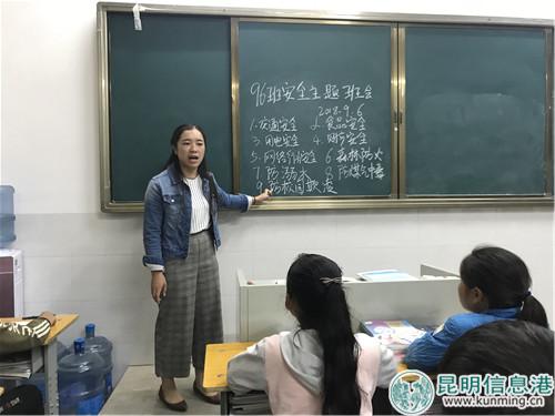 徐晓丽正在为同学们讲课