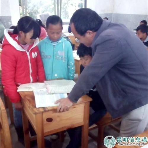 秦振发在辅导学生