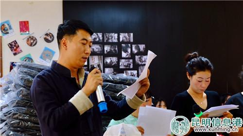 周权在介绍旅游行程 记者曹月 摄