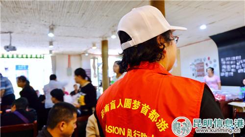 爱心企业为旅行团捐赠的团服 记者曹月 摄