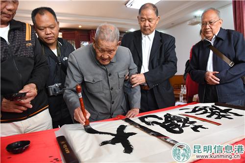 108岁的郑治平老人题写“大观楼”。昆明日报记者杨艳辉摄