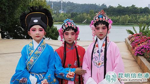 表演滇剧的小演员。刘璐璐摄