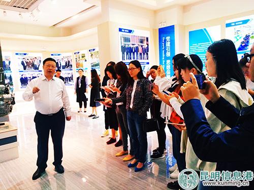 杨波向记者们介绍公司情况。记者江枫 摄 杨波向记者们介绍公司情况。记者江枫 摄