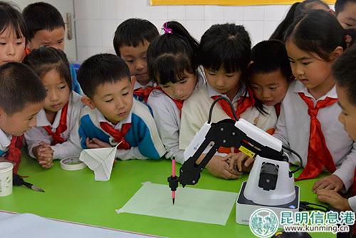 同学观看越疆机械臂作画 同学观看越疆机械臂作画