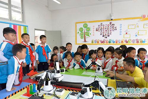 同学们体验人工智能科技 同学们体验人工智能科技