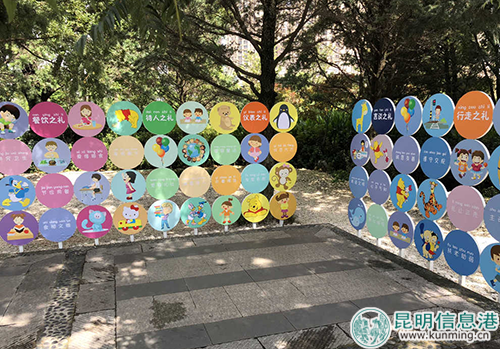 东湖广场上设置的文明宣传区。