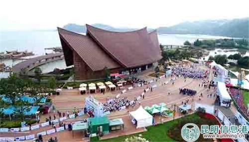 市民们开始线下健步活动。昆明日报记者周密摄 市民们开始线下健步活动。昆明日报记者周密摄