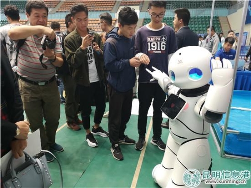 翩翩起舞的机器人“优友”