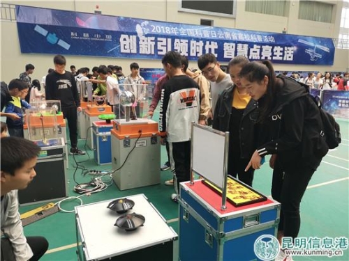 物理现象体验展示区受到众人关注