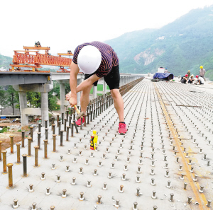 功东高速公路抓紧建设中。