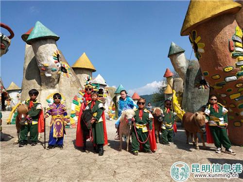 设特兰矮马来到昆明小人国 
