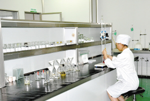 云南国鹤药业工作人员检测中药饮片的质量。受访者供图