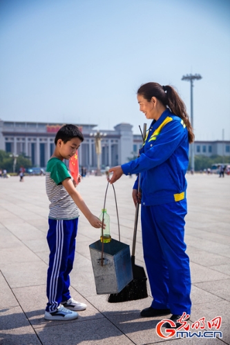 【中国梦•践行者】这样一群早出晚归的“马路天使”，扮靓天安门广场迎国庆丨动图