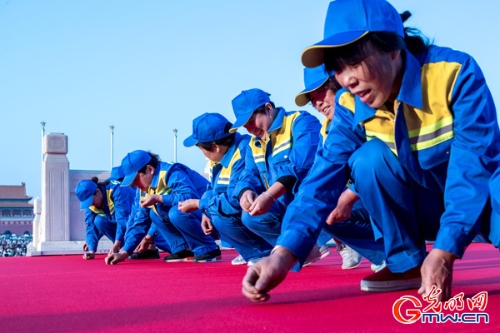 【中国梦•践行者】这样一群早出晚归的“马路天使”，扮靓天安门广场迎国庆丨动图