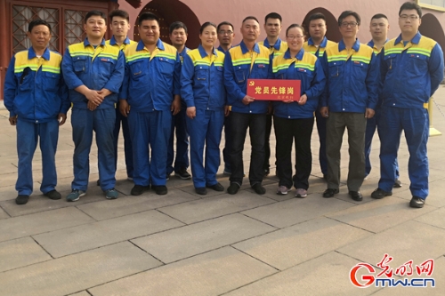 【中国梦•践行者】这样一群早出晚归的“马路天使”，扮靓天安门广场迎国庆丨动图