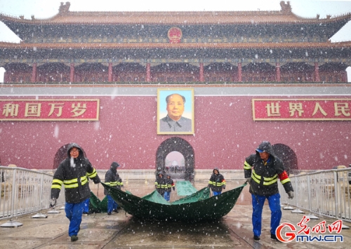 【中国梦•践行者】这样一群早出晚归的“马路天使”，扮靓天安门广场迎国庆丨动图