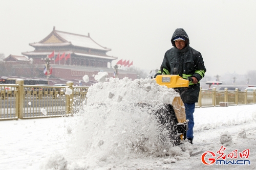 【中国梦•践行者】这样一群早出晚归的“马路天使”，扮靓天安门广场迎国庆丨动图