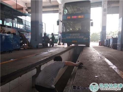 二十车队技术人员对车辆进行安全检查