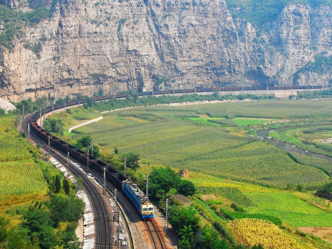 秦铁路扩能电气化技术改造任务运能提升到4亿吨可开行长达2公里以上的