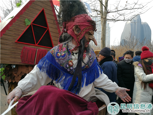 国际风情节街头表演。