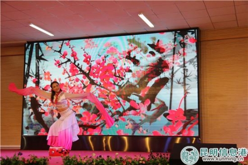 图说：辅导员“惊鸿一瞥”惊艳全场。实习记者 庄园 摄