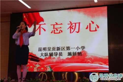 图说：辅导员一曲高歌点燃全场气氛。实习记者 庄园 摄