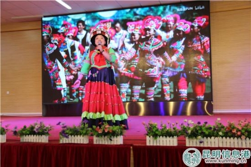 图说：辅导员展示傈僳族原生态祝酒歌。实习记者 庄园 摄
