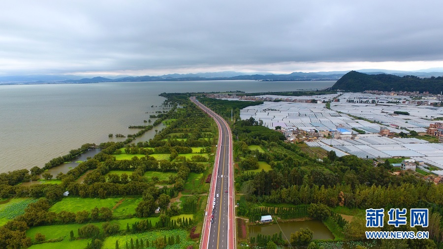 航拍昆明"最美环湖路" 近距离观赏滇池美景_昆明信息港