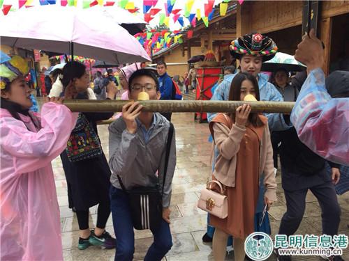 尽管下雨，也难挡游客的参与热情。