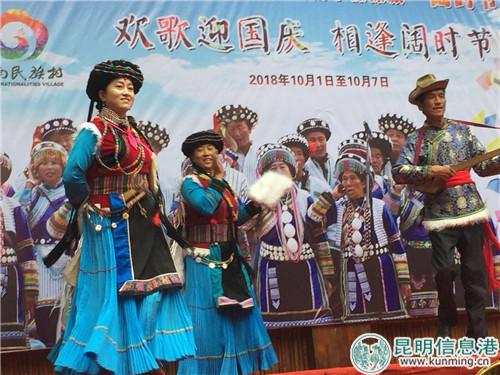 十一期间，游客可以前往民族村体验少数民族的淳朴热情。