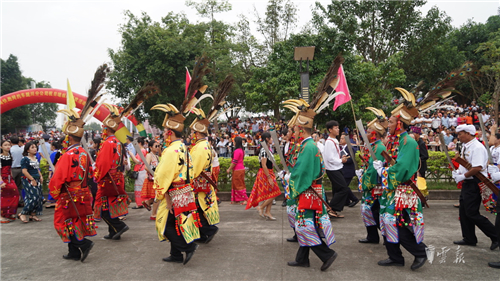陇川举办目瑙纵歌节 体验万人狂欢的欢乐盛会