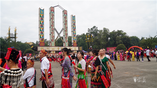 陇川举办目瑙纵歌节 体验万人狂欢的欢乐盛会