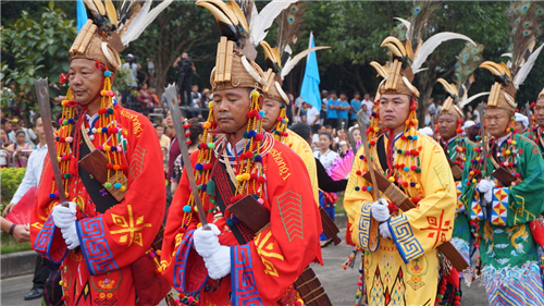 陇川举办目瑙纵歌节 体验万人狂欢的欢乐盛会