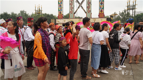 陇川举办目瑙纵歌节 体验万人狂欢的欢乐盛会