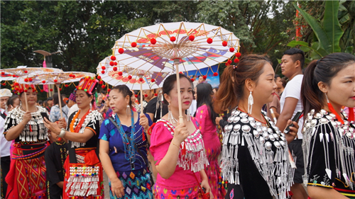 陇川举办目瑙纵歌节 体验万人狂欢的欢乐盛会