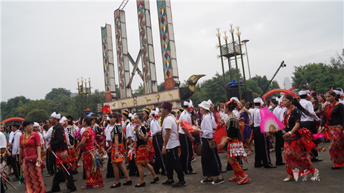 陇川举办目瑙纵歌节 体验万人狂欢的欢乐盛会