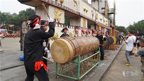 陇川举办目瑙纵歌节 体验万人狂欢的欢乐盛会