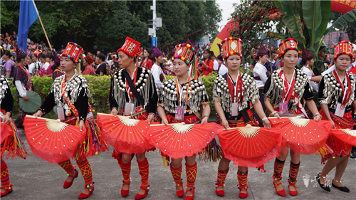 陇川举办目瑙纵歌节 体验万人狂欢的欢乐盛会
