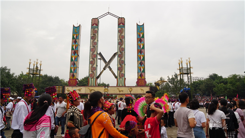 陇川举办目瑙纵歌节 体验万人狂欢的欢乐盛会