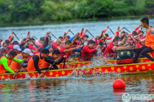 龙舟邀请赛比赛中。刘普礼摄 龙舟邀请赛比赛中。刘普礼摄