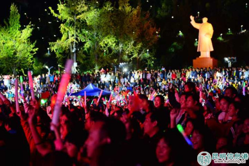 当地群众和游客一起欣赏这场视听盛宴。陈忠华摄 当地群众和游客一起欣赏这场视听盛宴。陈忠华摄