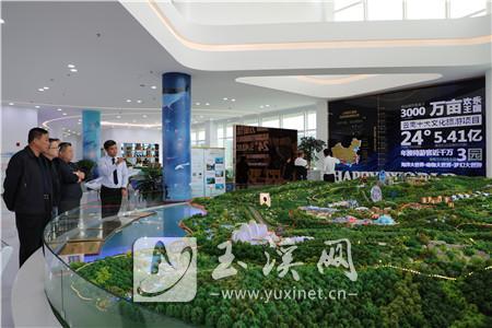 外省游客在寒武纪小镇展示中心了解小镇规划内容