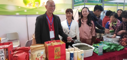 梁河县三农科技有限公司展位前