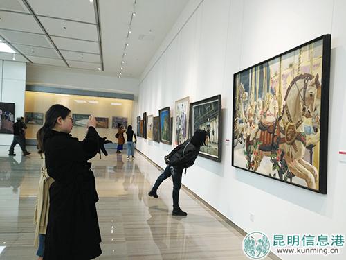 美术爱好者观看展出作品。记者孙红亮摄 美术爱好者观看展出作品。记者孙红亮摄