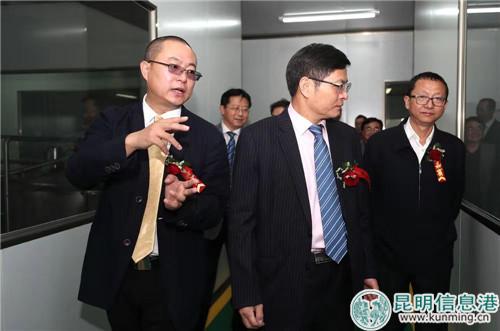 参观磨浆农业生产线。供图